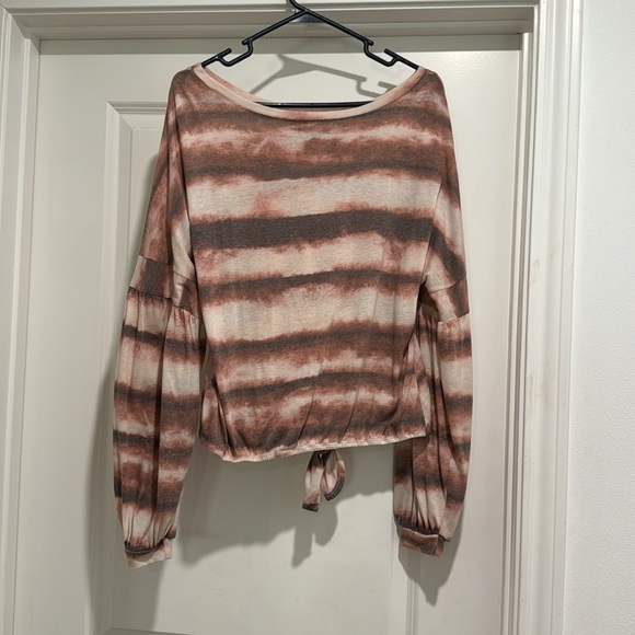 Women’s size medium top. Soft and stretchy material. - Picture 2 of 3